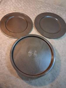lot 81 image: Holiday 2010 Decorative Charger Plates Set of 5