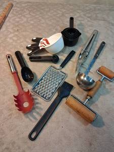 lot 83 image: Kitchen Utensil Tool Lot 20 -Piece Set Measuring Spoons Cups Grater Roller