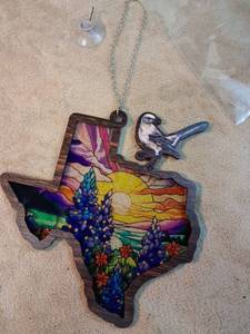 lot 104 image: Texas State Ornament with Bird and Flowers Pendant Necklace
