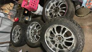 lot 113 image: Toyo Open Country MT 35x12.50R22 LT Tire and Wheel Lot of 4