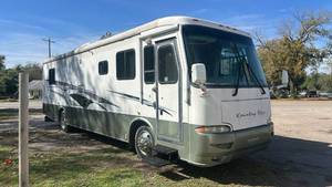 lot 114 image: 2003 Newmar Kountry Star Motorhome RV freightliner with diesel pusher motor home.