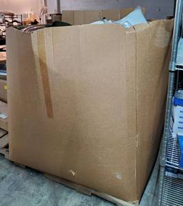 lot 39783 image: Miscellaneous Gayload Pallet, 4ft Tall.  Items May Include, but not limited to, Pillows, Blankets, Bedsheets, Pillowcases, Towels, Curtains, Clothes, Rugs, Sofacovers. COUNT UNKNOWN.