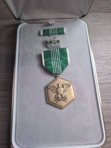 lot 551 image: Army Commendation Medal with Ribbon Bar and Presentation Case