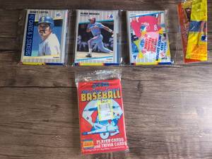 lot 806 image: Fleer 1989 Baseball Card Packs 42 Cards 3 Stickers Lot with Score 1988 Pack