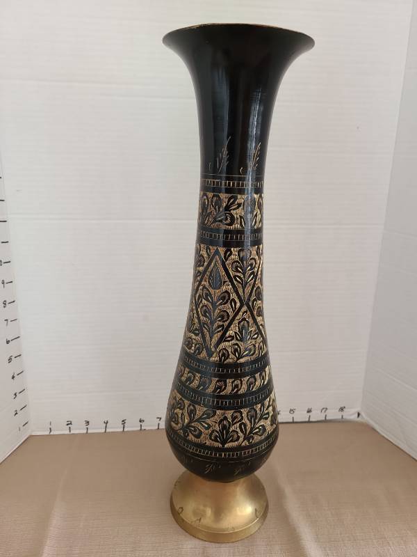 lot 1001 image: Vintage hand-etched black and gold brass vase made in India, 19in tall