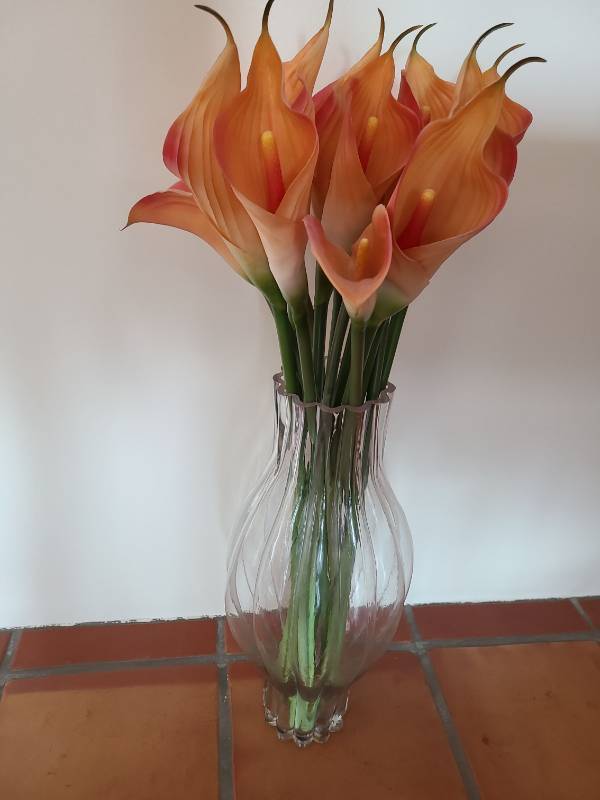 lot 1021 image: Faux calla lilies in glass vase, 32in tall