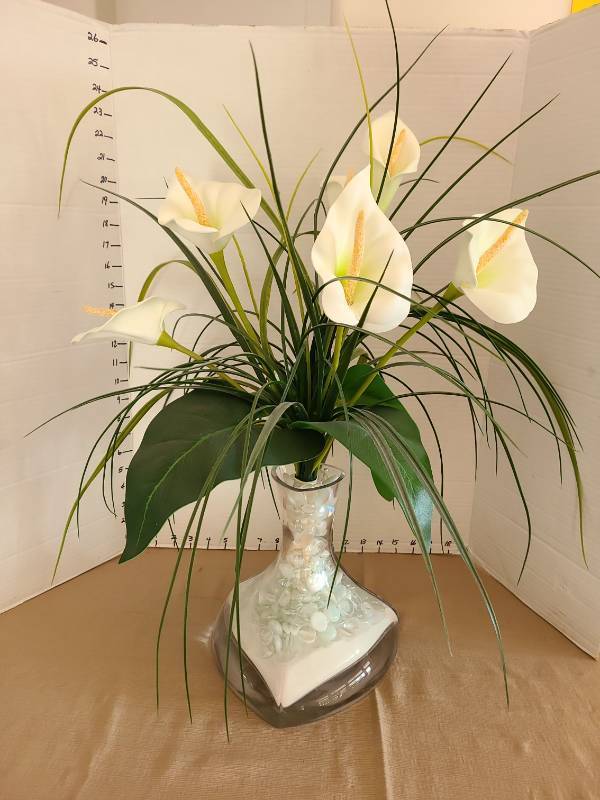 lot 1022 image: Faux calla lilies arrangement, 25in tall