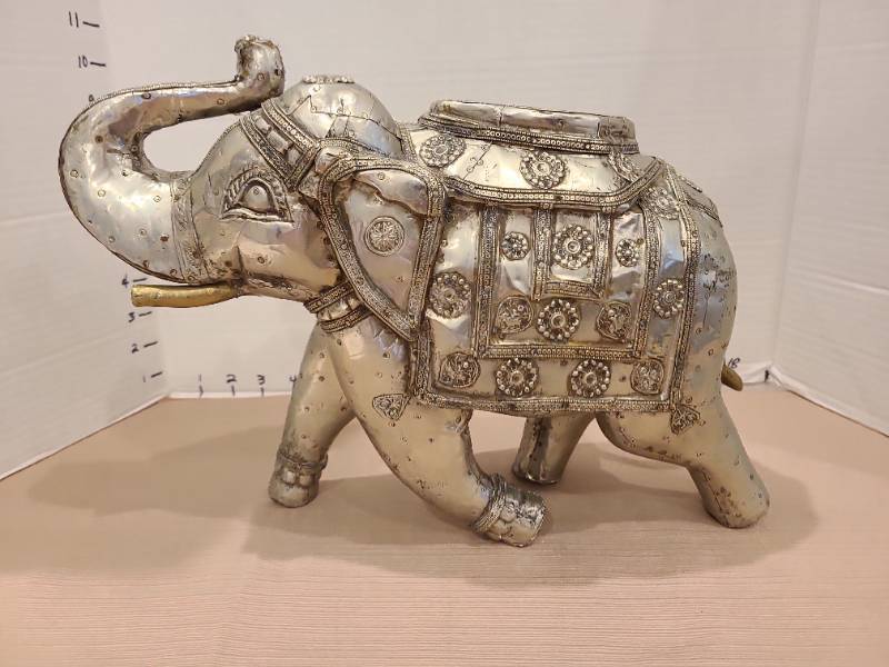 lot 1028 image: Vintage Cambodian silver tone elephant shaped betel nut box 10in tall, missing box on top