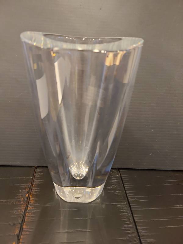 lot 1029 image: Orrefors Sweden crystal vase from Barriers, 6.5in tall