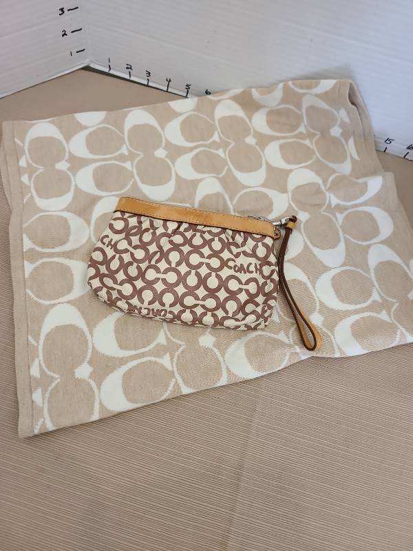 lot 1048 image: Coach gator and wristlet bag
