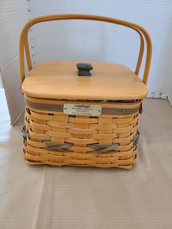 lot 1066 image: Longaberger Deck the Halls Basket Christmas Collection 2000 Edition, 7x9x9