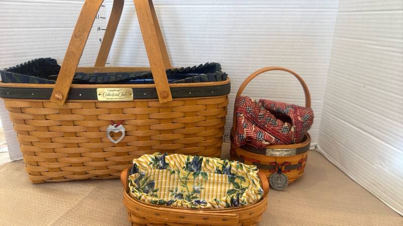lot 1078 image: Longaberger Collectors Club Membership Basket Lot with 1997 Inaugural Basket and cracker basket