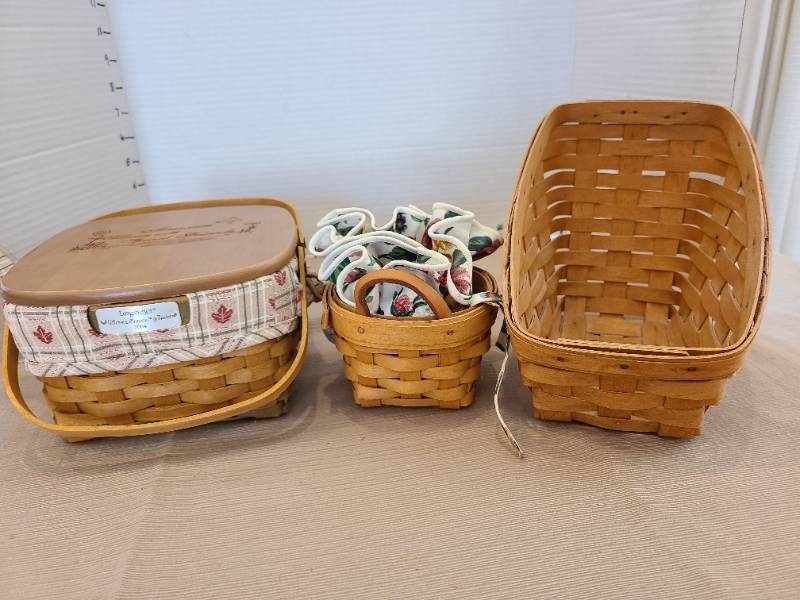lot 1088 image: Longaberger Woven Memories Basket 2004 with Lid Lot of 3 Baskets