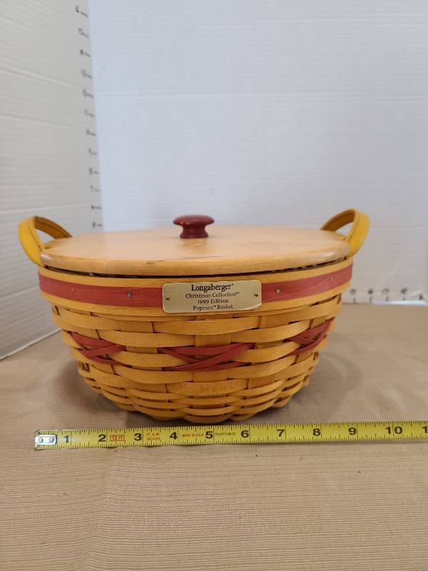 lot 1092 image: Longaberger Popcorn Basket 1999 Christmas Collection Edition with Lid