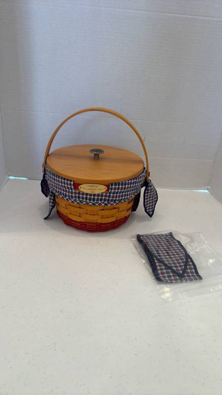 lot 1099 image: Longaberger Woven Memories Basket with Lid 2002