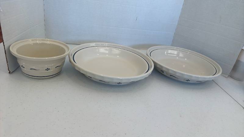 lot 1120 image: Longaberger Pottery Woven Traditions Classic Blue pie baking plates and bowl