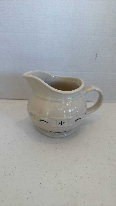 lot 1122 image: Longaberger pottery pitcher in the Woven Traditions Classic Blue pattern