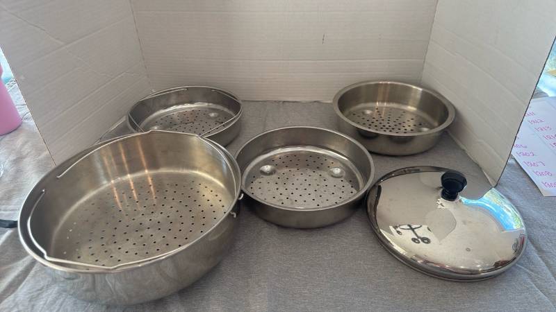 lot 1202 image: Steamer Inserts Set of 4 with Lid