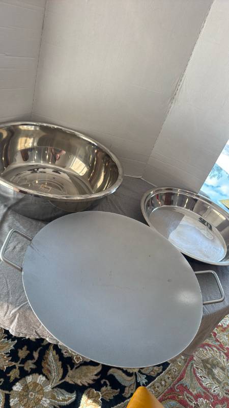 lot 1208 image: Large tikki tava, and 2 large bowls