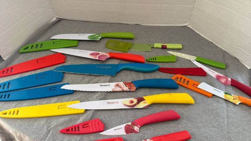 lot 1214 image: Tomodachi knives and Kuhn Rokon knife