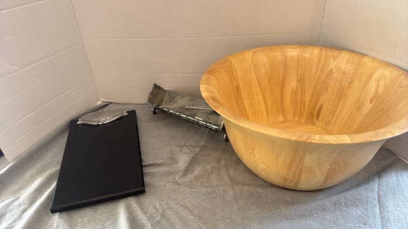 lot 1220 image: Arthur court cheese and cracker set and large wooden salad bowl