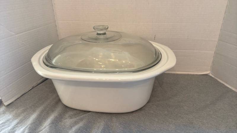 lot 1221 image: Crockpot insert with glass lid