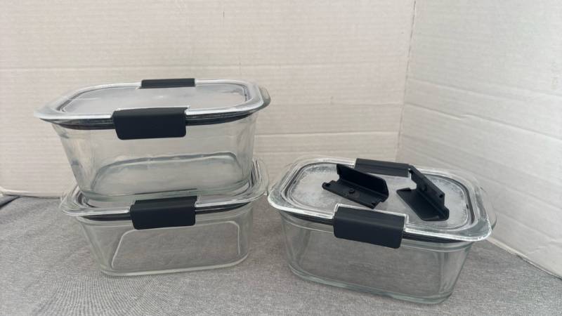 lot 1223 image: 3 Rubbermaid glass storage locking lids