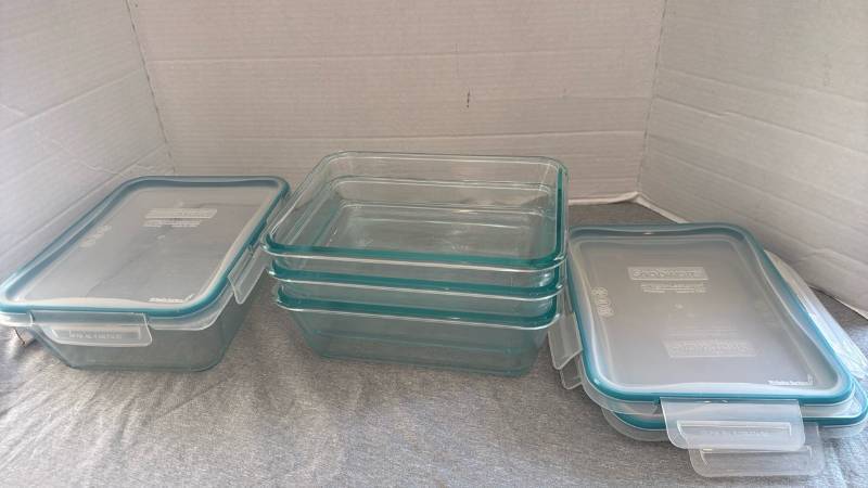 lot 1224 image: Snapware AirtightLeakproof Containers with Lids and Pyrex glass Bases