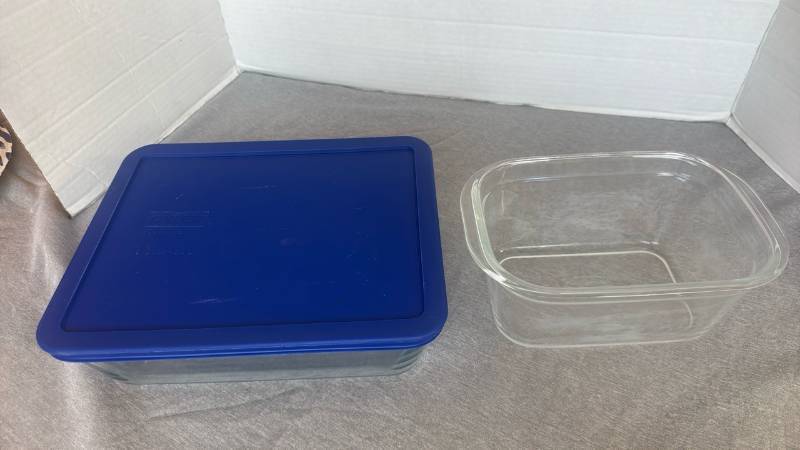 lot 1227 image: Pyrex Storage Food Storage Container with Blue Lid and Rubbermaid container no lid