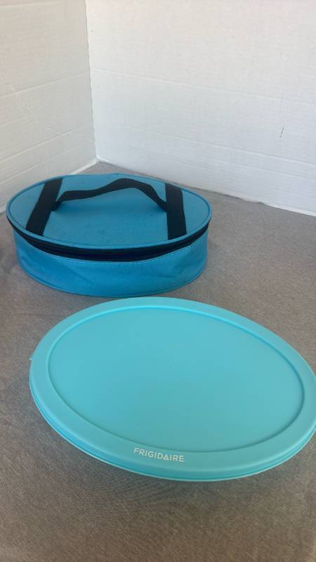 lot 1228 image: Frigidaire Baking Dish with Teal Lid and Carrying Bag