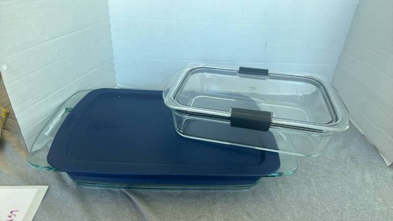 lot 1233 image: Pyrex 9x13 glass dish with lid and Rubbermaid 8 cup storage container