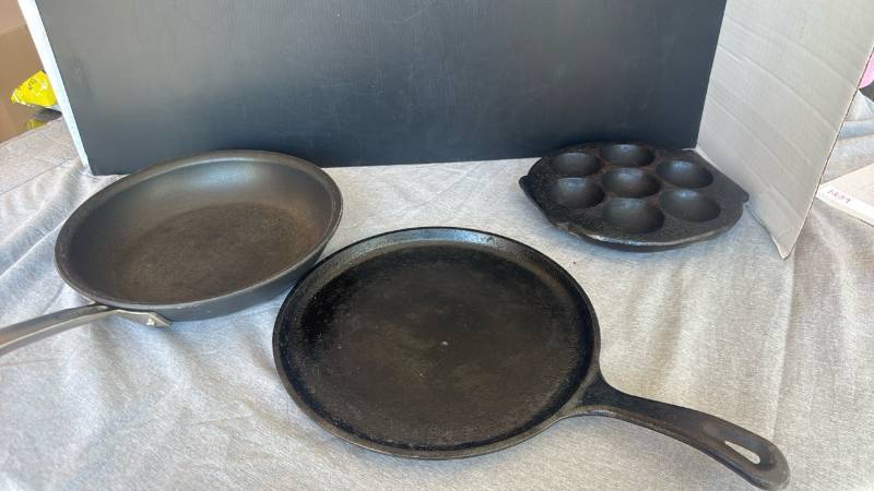 lot 1239 image: Cast iron paniyaram pan, round cast iron pancake or flat griddle pan and Kirkland frying pan