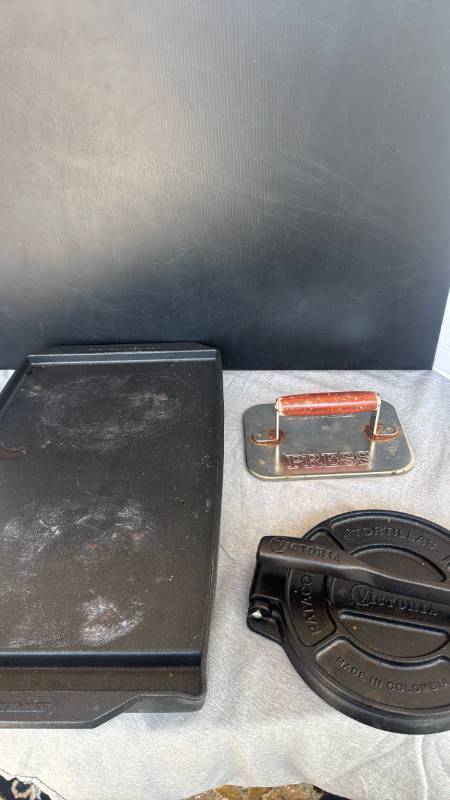 lot 1242 image: Victoria Cast iron tortilla press, Thermador SGRIDDLE and grill press
