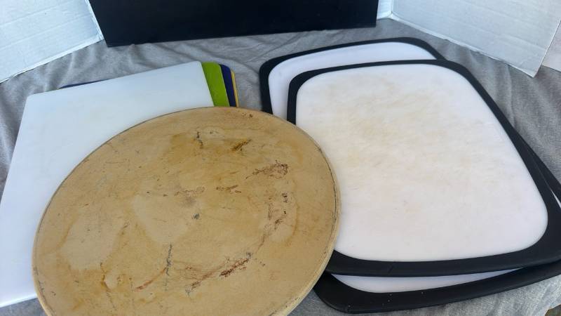 lot 1243 image: Pampered chef pizza stone, plastic cutting boards