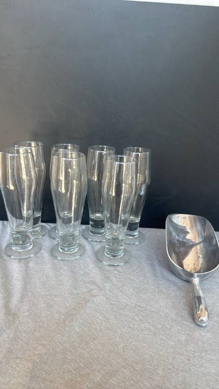 lot 1245 image: Footed glass bar ware with ice scoop