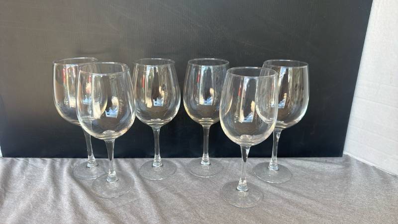 lot 1246 image: 6 clear, large-bowled balloon wine glasses