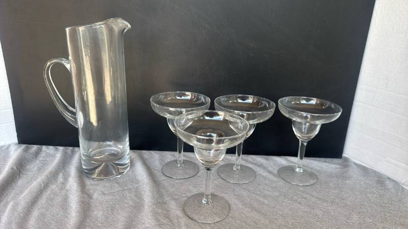 lot 1247 image: 4 glass margarita glasses with pitcher