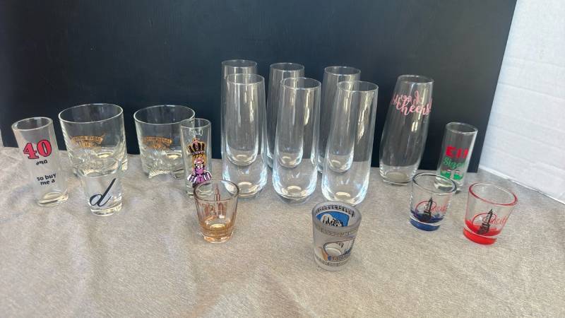 lot 1256 image: Mixed Lot Drinking Glasses incl. Chivas Regal Rocks and Chicago Shot Glasses and more