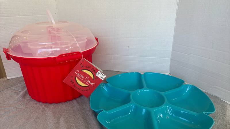 lot 1258 image: Le Gourmet chef Cupcake Carousel Carrier and Teal Divided Serving Tray