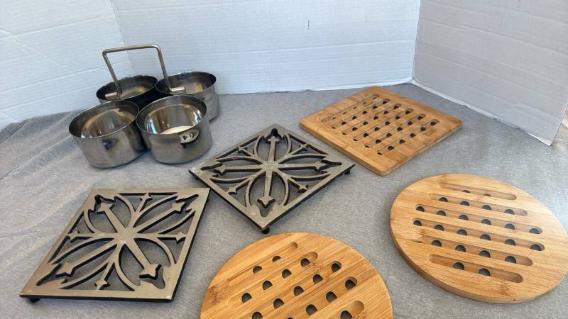 lot 1267 image: Serving bowl with handle, metal and wooden trivets
