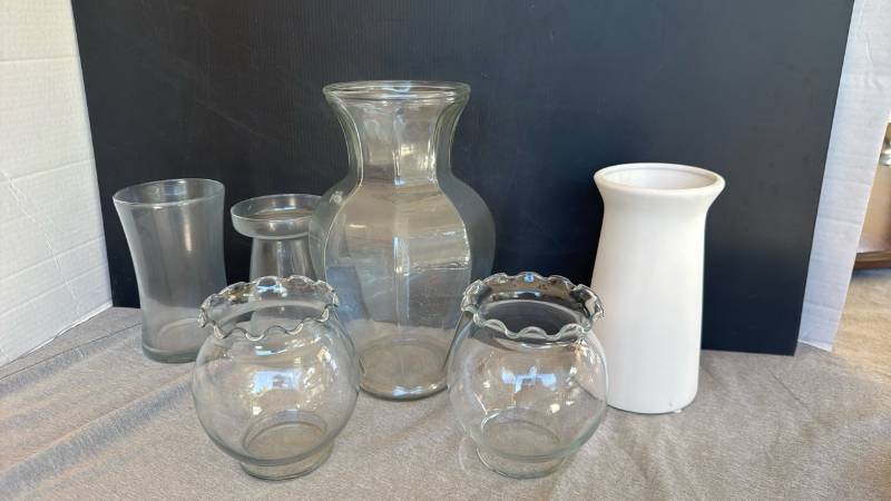 lot 1276 image: Lot of 6 Assorted Clear and White Decorative Vases