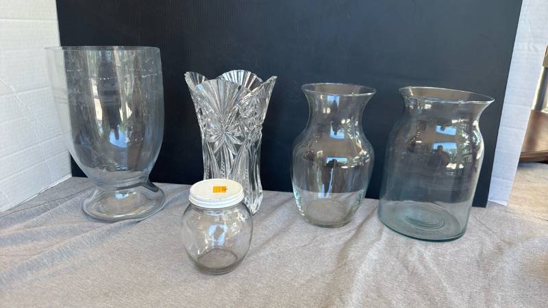 lot 1277 image: Lot of 4 Glass Vases and Jar with White Lid