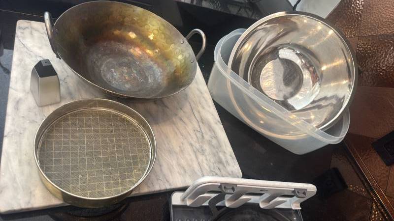 lot 1280 image: Kitchenware Lot Round Sieve, Hammered Wok, Mold Pan, Bowl, Container, OXO Rack