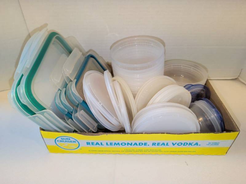 lot 1316 image: Snapware and Oxo Food Storage lids and food service containers Assorted Sizes