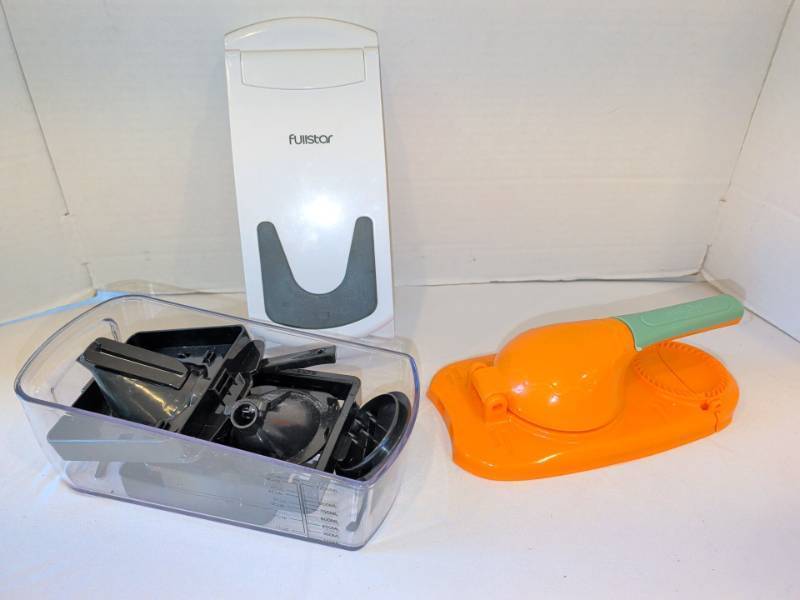 lot 1328 image: Fullstar Kitchen Slicer Set with Measuring Container and Houpeng Dumpling Press
