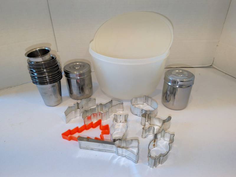 lot 1333 image: Cookie Cutter Lot with metal cups and more