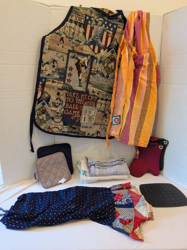 lot 1337 image: Kitchen Linens Lot 3 Aprons, Pot Holders, Oven Mitts, Trivet, Towels