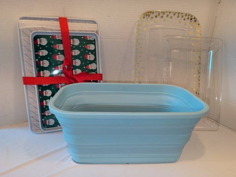 lot 1348 image: Collapsible Light Blue Wash Basin with Santa Print Tray Set and Clear Gold Dot Trays in collapsible tub
