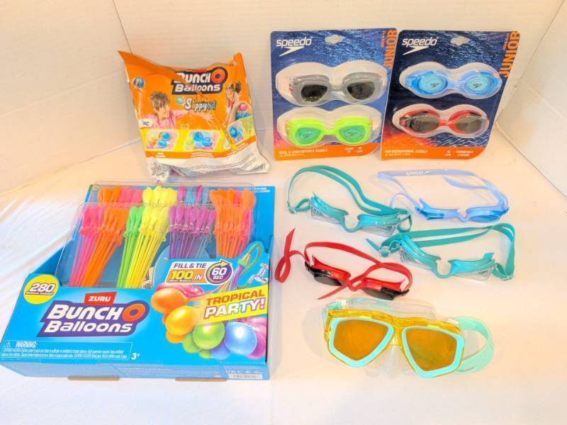 lot 1352 image: Zuru Bunch O Balloons 280 Count Lot with Speedo Junior Goggles