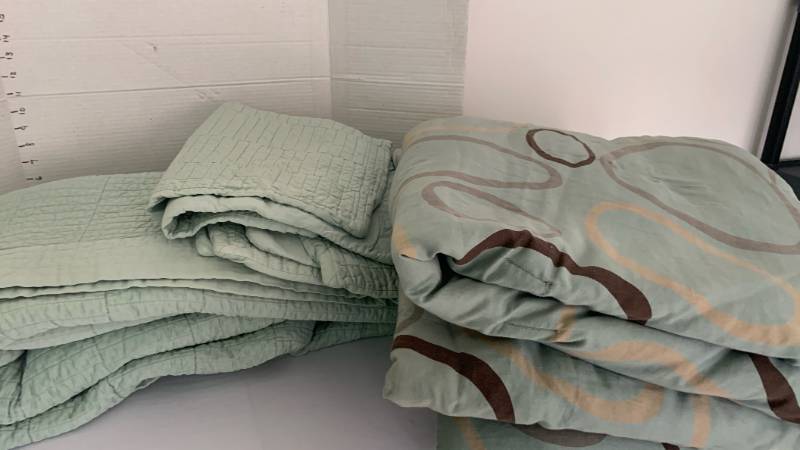 lot 1403 image: Full queen, comforter, and bedspread with shams